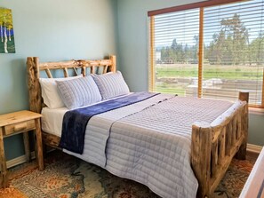 4 chambres, bureau, fer et planche à repasser, lit de bébé portatif