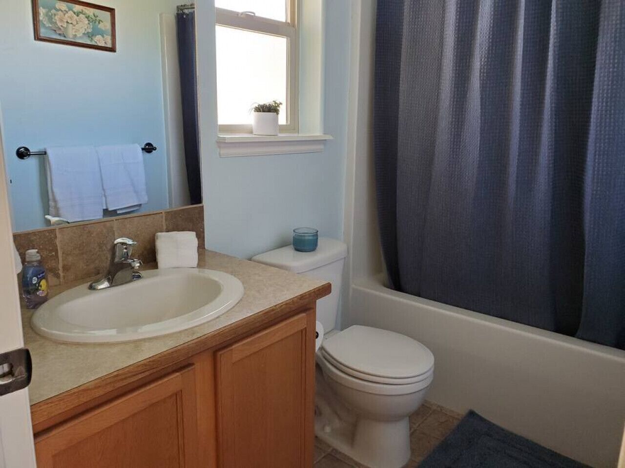 Ein Badezimmer mit Waschbecken, Toilette und Badewanne.