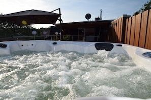Bain à remous extérieur