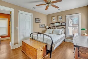 3 bedrooms, desk, travel crib, free WiFi - A Bonnie Place rear yard driveway, All Star Village, Colleges Oneonta & Hartwick (Oneonta)