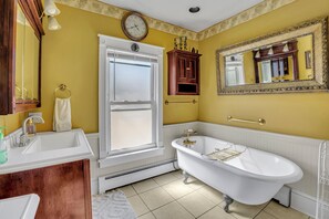 Bathtub, hair dryer, towels, soap - A Bonnie Place rear yard driveway, All Star Village, Colleges Oneonta & Hartwick (Oneonta)