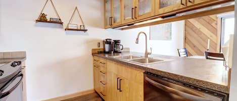 Appart'hôtel, 1 chambre | Cuisine privée | Réfrigérateur, four, plaque de cuisson, cafetière/bouilloire