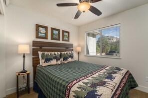 Apartment, 2 Schlafzimmer | 2 Schlafzimmer, laptopgeeigneter Arbeitsplatz, Bügeleisen/Bügelbrett