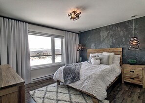 5 bedrooms, desk, iron/ironing board, travel crib