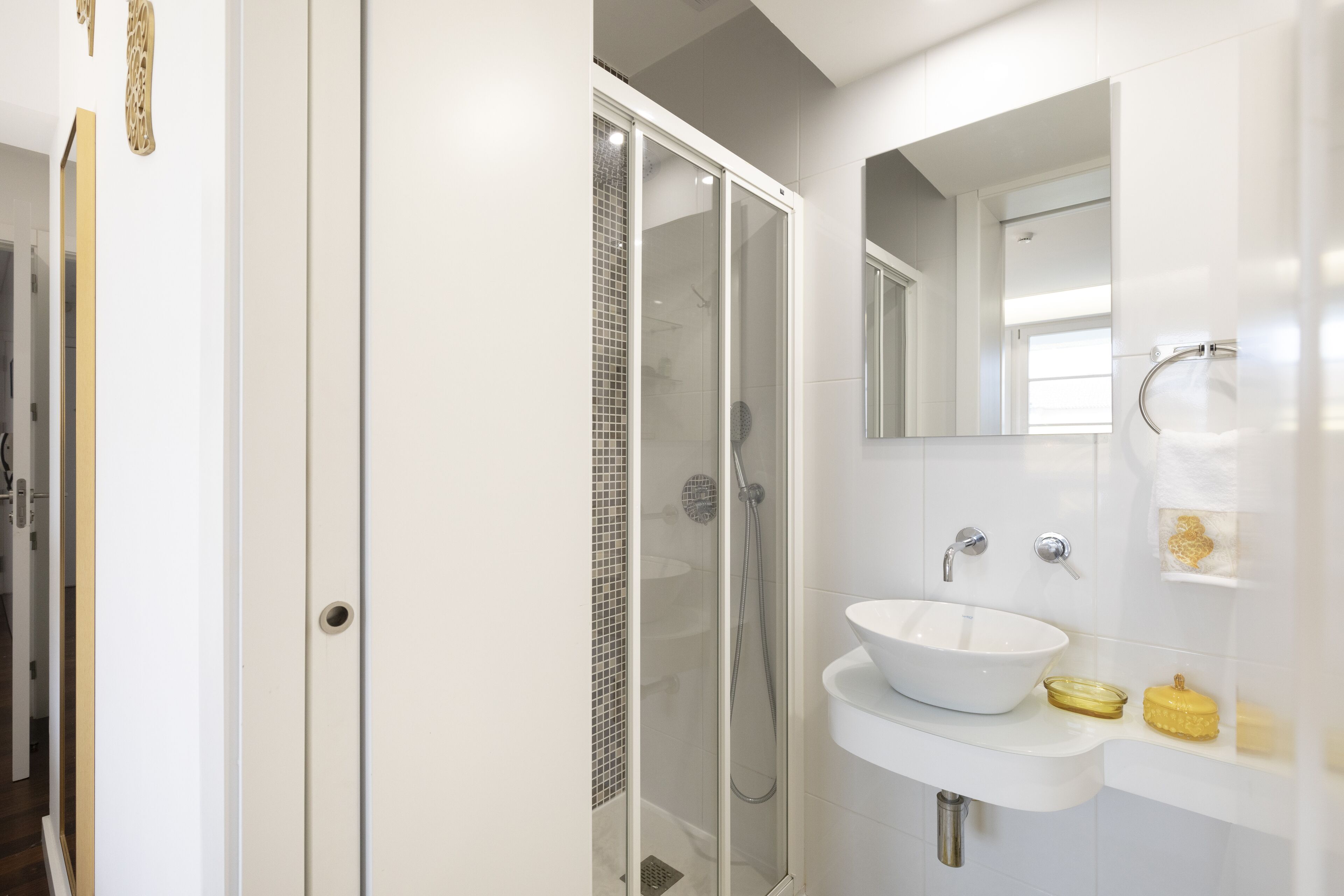Douche, sèche-cheveux, serviettes fournies, savon