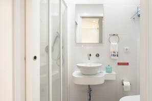 Douche, sèche-cheveux, serviettes fournies, savon
