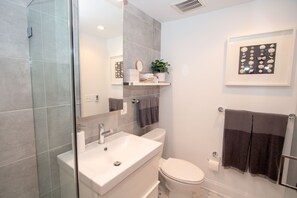 Shower, hair dryer, towels - Stylish 1BR oasis with AC, laundry, next to park! (Washington)