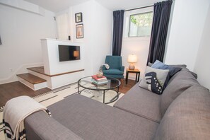 TV, offices - Stylish 1BR oasis with AC, laundry, next to park! (Washington)