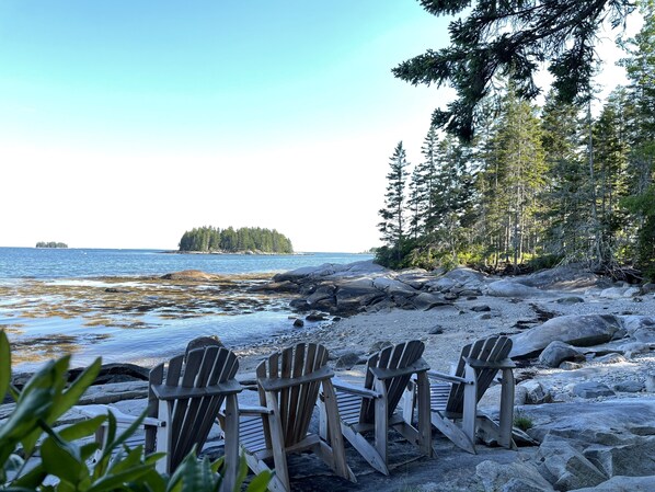 Sulla spiaggia, lettini da mare, teli da spiaggia