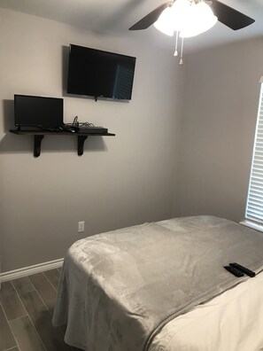 3 bedrooms, WiFi, bed sheets - 1 Queen / 4 twins/ sleeps 6 (Aransas Pass)