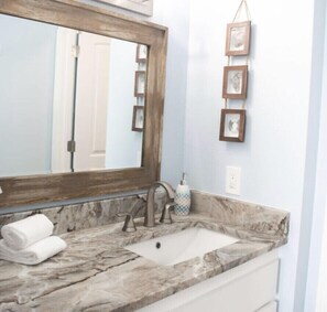 Dusj, håndklær, såpe og sjampo