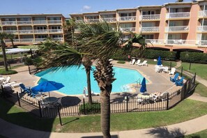 Utendørsbasseng og et oppvarmet basseng