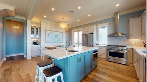 Beachfront! 5 Bdrm/5 Bath! Beautiful Views! Lots of Windows! Game room Upstairs!