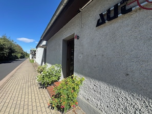 Un edifici amb una paret exterior amb relleu i un cel serè.