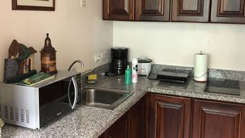 Mikrowelle, Wasserkocher mit Kaffee-/Teezubehör