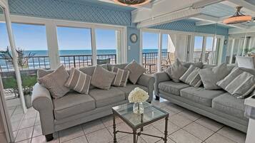 Smart TV, lareira, biblioteca musical, aparelho de som