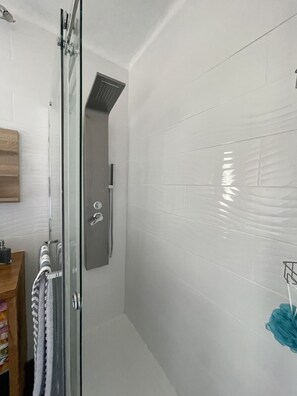 Shower, hair dryer, toilet paper