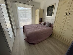 2 bedrooms, travel cot, WiFi, bed sheets