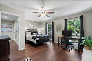 4 habitaciones, escritorio y tabla de planchar con plancha 