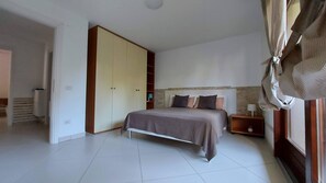 4 habitaciones, tabla de planchar con plancha y cuna de viaje