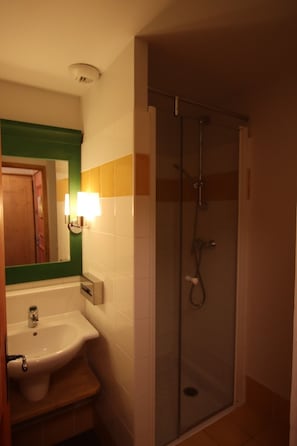 Ensemble douche/baignoire, sèche-cheveux, peignoirs, chaussons
