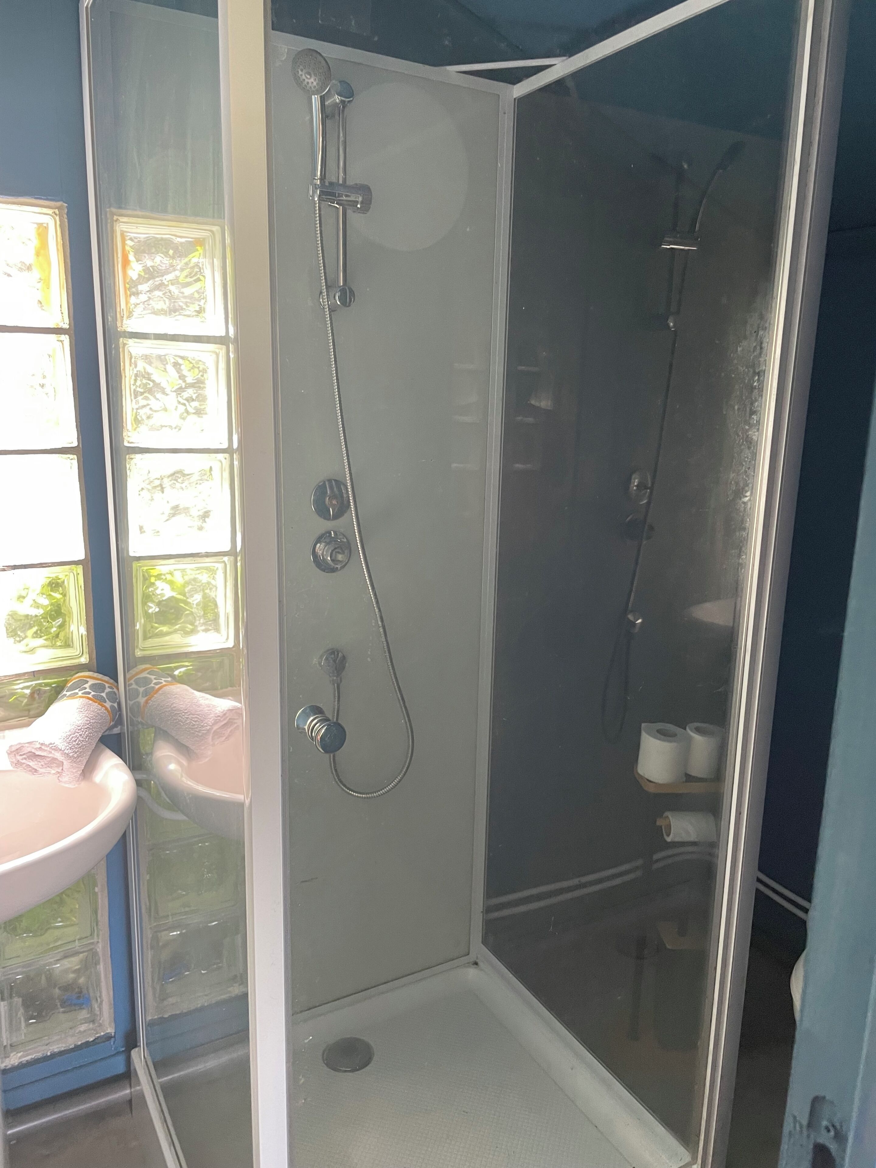 Haartrockner, Handtücher, Seife, Shampoo