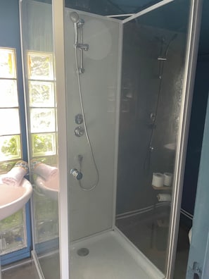 Douche, sèche-cheveux, serviettes fournies, savon