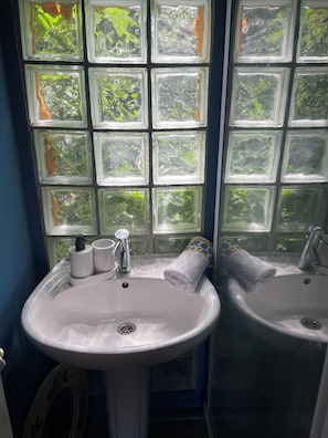 Douche, sèche-cheveux, serviettes fournies, savon
