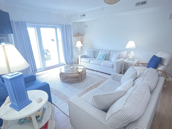 Smart TV, fireplace, books - UPDATED Condo-by-the-Sea! Bed linens are INCLUDED (Ocean City)