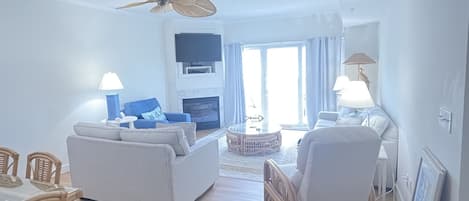 Smart TV, chimenea y libros
