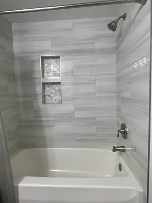 Ducha y bañera combinadas, secador de pelo, toallas y jabón