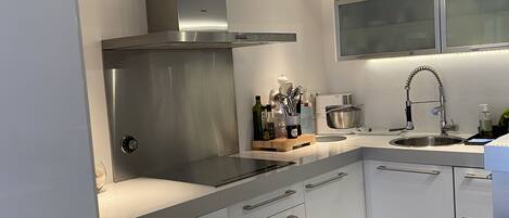 ثلاجة، ميكروويف، فرن، موقد طهي مسطح