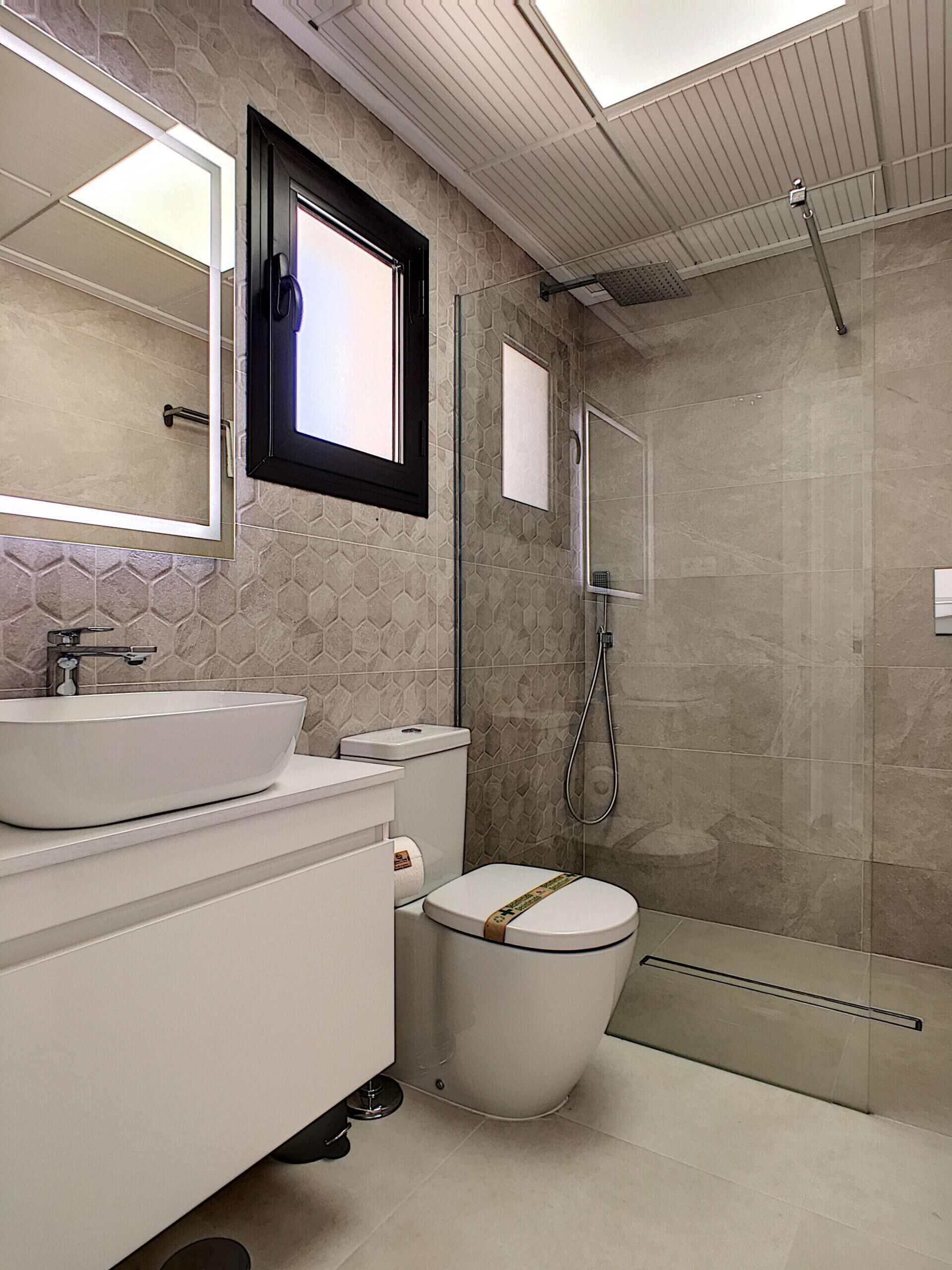 Een douche, een haardroger, handdoeken, toiletpapier