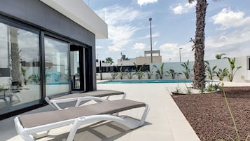 Een verwarmd zwembad