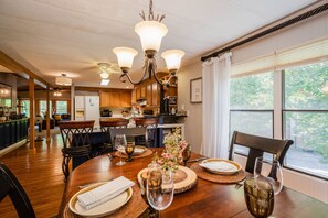 Dining - There’s only one way to tackle life, enjoy a day at the Lake! (Buford)