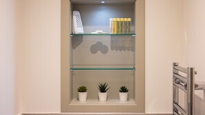 Studio | Bathroom amenities - Elegant Studio in Kingston Area. (Kingston Upon Thames)