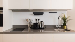 Studio | Private kitchen - Elegant Studio in Kingston Area. (Kingston Upon Thames)