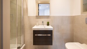 Studio | Bathroom sink - Elegant Studio in Kingston Area. (Kingston Upon Thames)