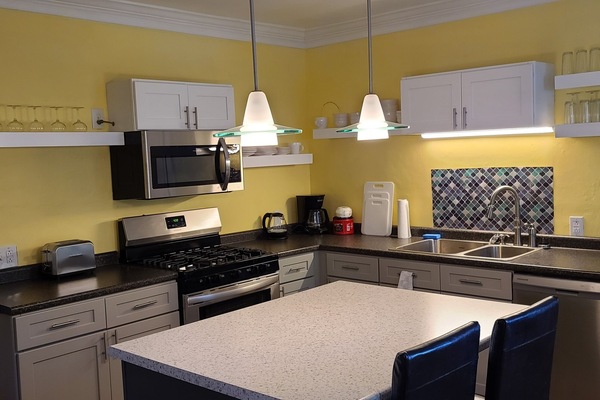 Fully equipped kitchen with counter seating