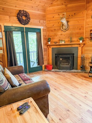 TV, DVD player - Honey Bear Haven- Looking for a cozy cabin nestled in the woods on a creek? (Sautee Nacoochee)