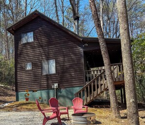 Exterior - Honey Bear Haven- Looking for a cozy cabin nestled in the woods on a creek? (Sautee Nacoochee)