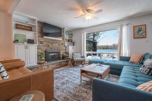 Smart TV, chimenea y libros 