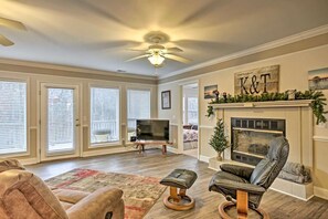 Smart TV, fireplace - Lake Murray Lake Front Home W/Kayaks , close to Dreher Island (Prosperity)