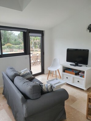 Smart TV, futbolito, tenis de mesa y oficina 