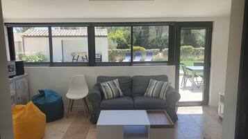 TV connectée, baby-foot, table de tennis de table, espaces bureaux