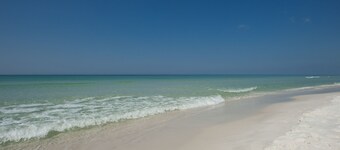 Destin Studio Condo, Completely Remodeled, Full Kitchen, Patio, Steps to Beach