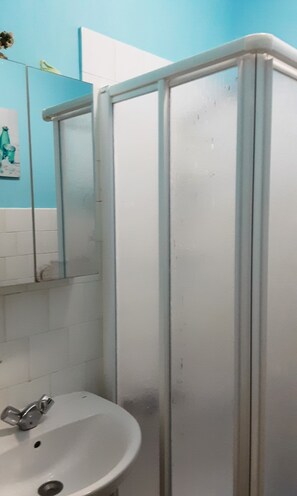 Ducha, secador de pelo, toallas y jabón