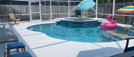 Alberca al aire libre y alberca climatizada