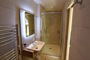Shower, hair dryer, towels, soap - 💚Perfect Luxury 2 bedroom, 3 bathroom apartment. 5 star reviews, laundry. (Cork)