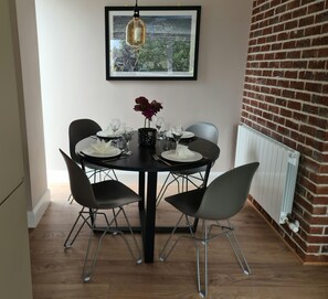 Dining - 💚Perfect Luxury 2 bedroom, 3 bathroom apartment. 5 star reviews, laundry. (Cork)